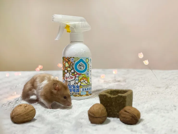 圖說:臭味滾專為小動物家庭設計的除臭噴霧,使用柿子萃取物等天然成分,能有效分解異味,讓鼠兔家庭也能享受清新的居家生活。(資料來源:臭味滾)