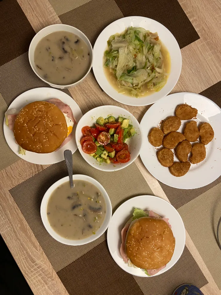 年夜飯!? 看的出來其實是要清冰箱嗎? 只留下隔天早餐的食材，其他全部要吃掉