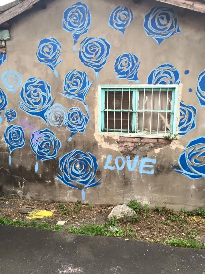 野餐完後到附近國小旁玩耍的我們，也算是誤打誤撞走進拍照景點💌