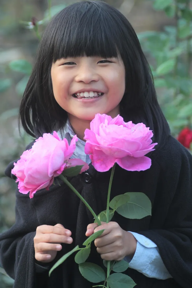 讓小女兒拿著花出來亮相，這愛假鬼假怪的小鬼不懂得玫瑰的風情，也與玫瑰氣質不搭，只是權當比例尺之用。