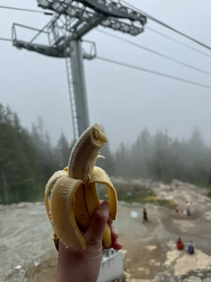 不管了！先來吃根香蕉先