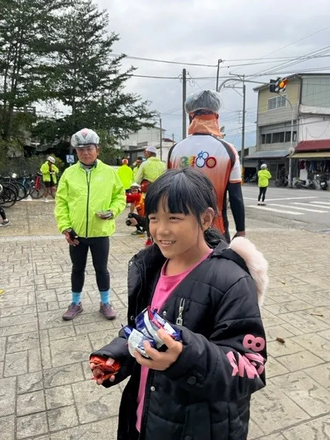 幫我們加油的小朋友，發獎品給她