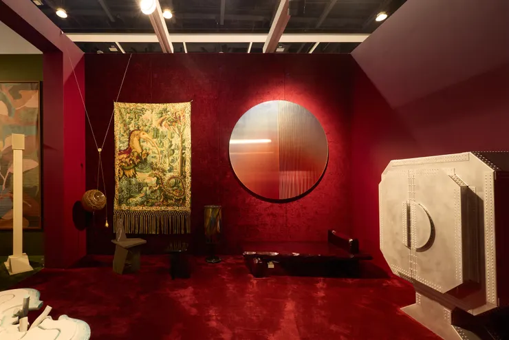 酒吧 - 爵士樂迷  在花園之外, 酒吧低語著爵士樂迷的故事: 神秘的叔叔、紐約傳奇、 爵士樂愛好者以及電影迷。他的空間被深紅與午夜天鵝絨包裹, 營造出一個情緒豐富的奢華世界。蟄色牆面、閃爍的莫爾紋絲綢、奢華的地毯與厚重的窗簾, 創造出私密的角落, 適合深夜的悠揚時光, 每個影子都隨著無形的薩克斯風在空間中蕩漾, 整個房間瀰漫著都會魅力與電影的懷舊氛圍。