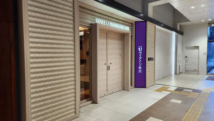 出閘口往車站西口走去就能看到電梯入口