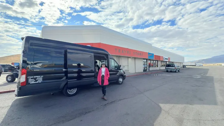 休息站內可購物包括熟食，也提供洗手間和淋浴間。