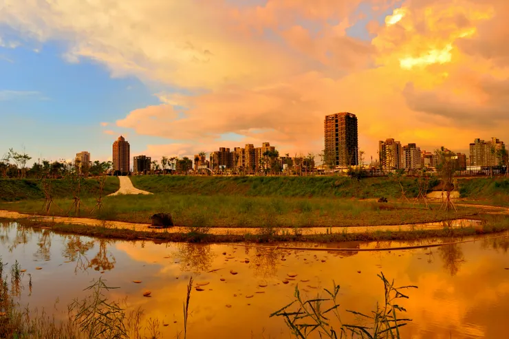 【滯洪池上下一片紅】