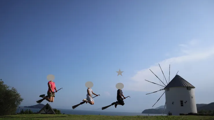 母子三人奮力演出。