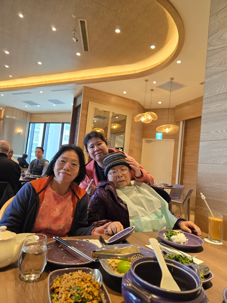 吃飯拍照泰式料理還是好吃