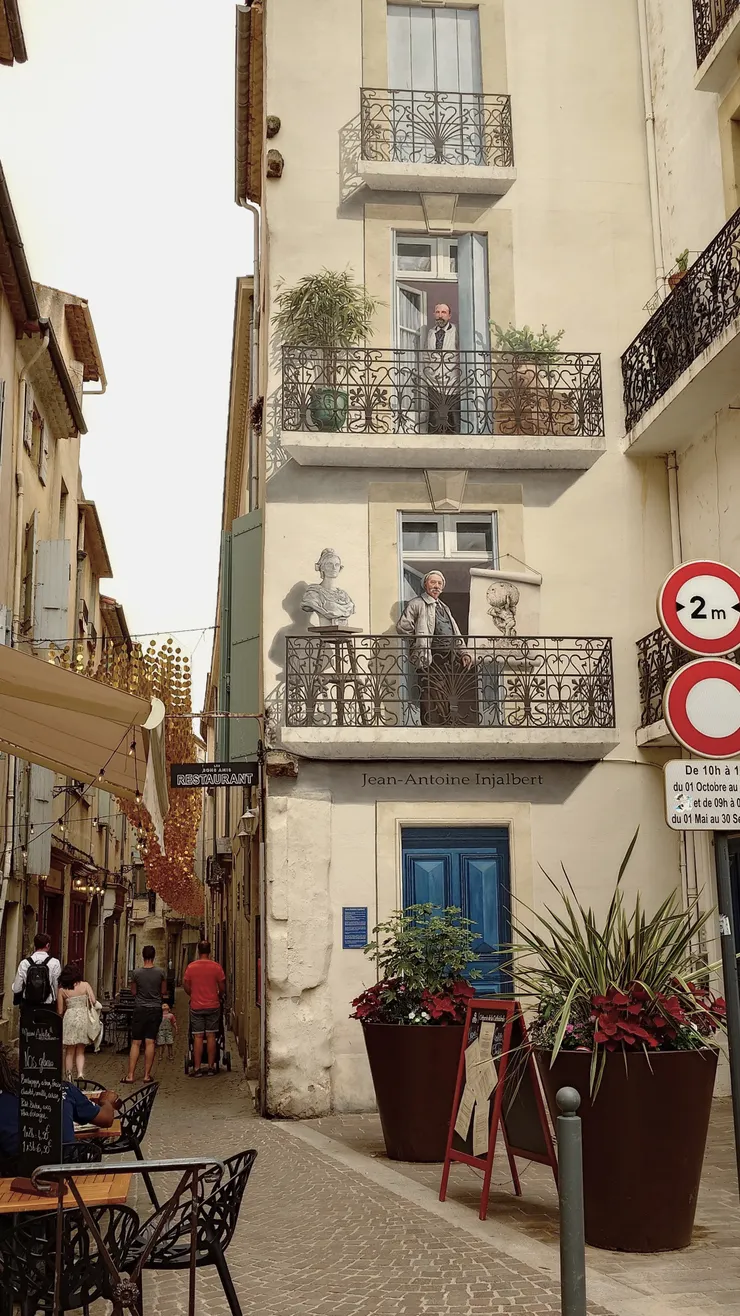 貝濟耶有許多幅錯視畫壁畫，遊訪時不妨仔細尋找。圖內人物為貝濟耶雕塑家 Jean-Antoine Injalbert。