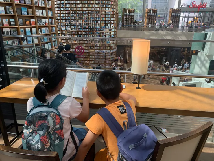 兩個小寶貝，拿著韓文書，有看沒懂，裝模作樣一下囉！ ^___^