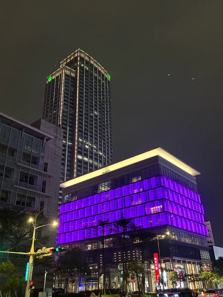 下班景色：華燈初上，映照著疲憊與夢想。