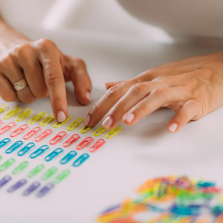 完美主義就像不斷排列迴紋針，看似有秩序，卻消耗大量心力。提問力能幫助我們跳脫『我不夠好』的循環，把焦點放回行動與成長。