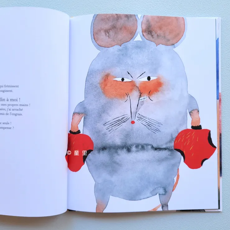 可愛「鼠」的眼神和像拳擊手套般的草莓