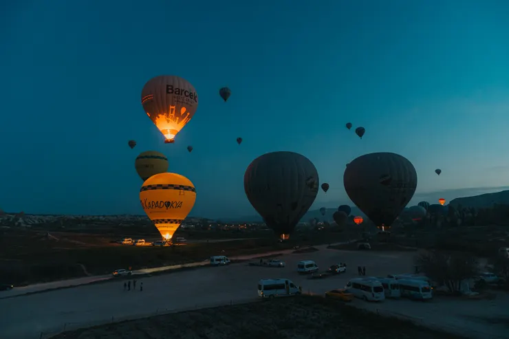 逐漸升空的熱氣球