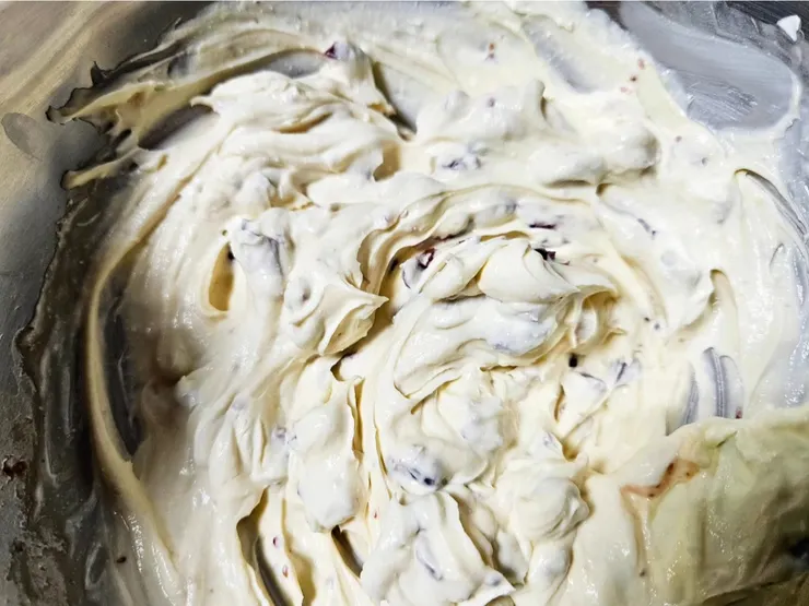 打發奶油乳酪。