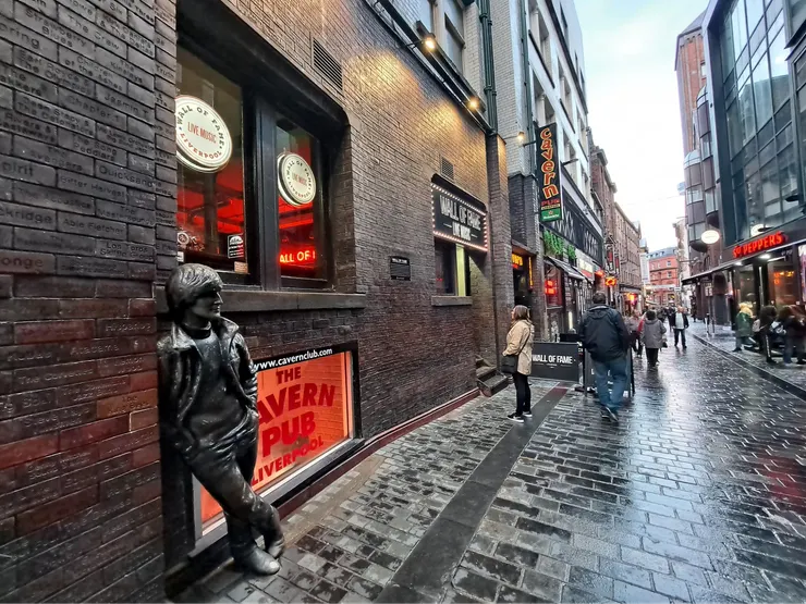 洞穴俱樂部的整路pub街。住附近不用進店就可以聽歌。利物浦真的是聽pub駐唱的聖地啊。
