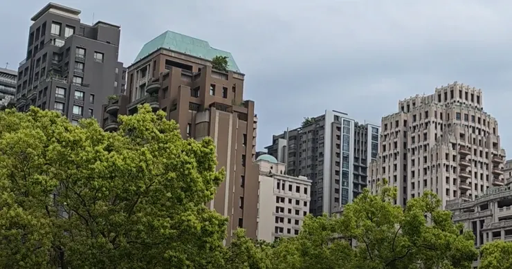 由於這兩年房價飆漲，許多中南部的 3 房產品一不小心就衝破 3,000 萬，直接被鎖死貸款成數，這就是所謂的「非自願豪宅化」