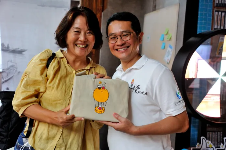 【爾祥贈送小禮物給導覽的范姜,他晚上還要趕回台北參加小學畢業40年同學會,熱忱可感,得知我們去年就舉辧了50年的,立刻「恭敬」地叫學長。】