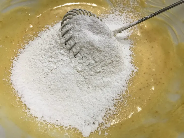 加入半顆蛋液後,拌入過篩的蓬萊米粉