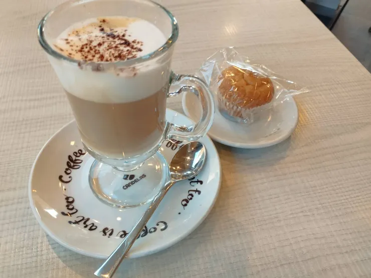 高腳杯裡的熱卡布奇諾