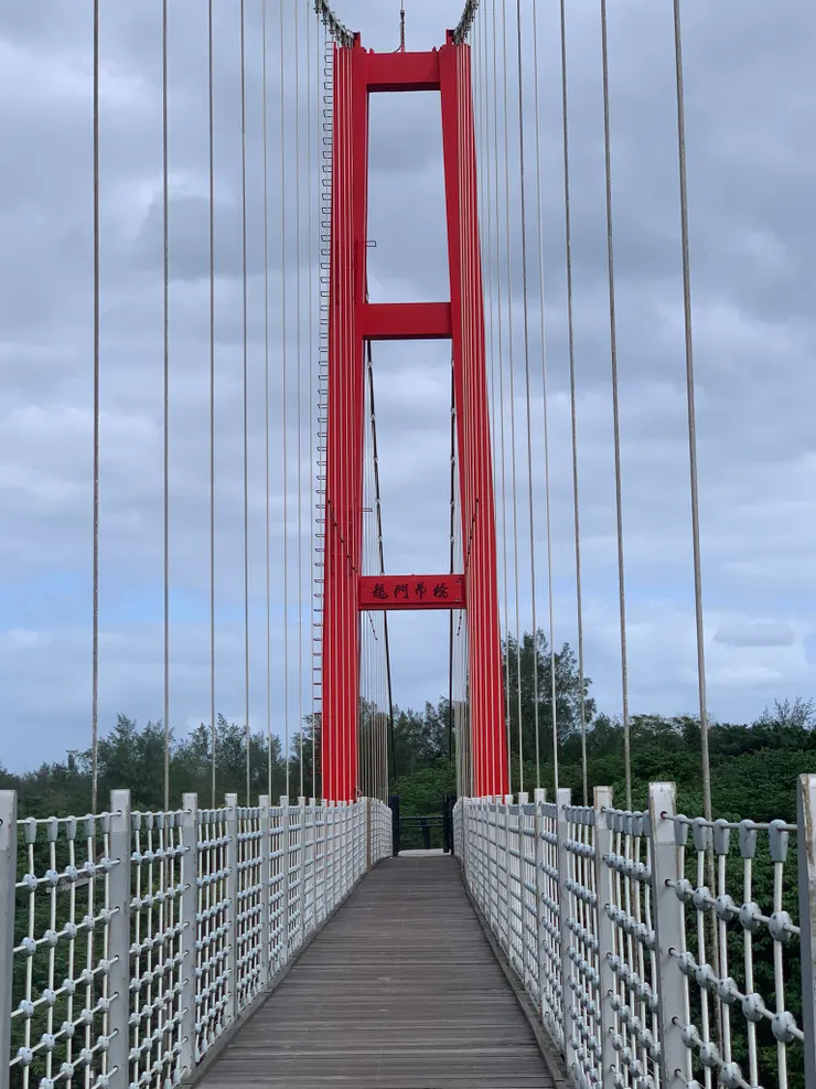穿過濱海生態的龍門吊橋。