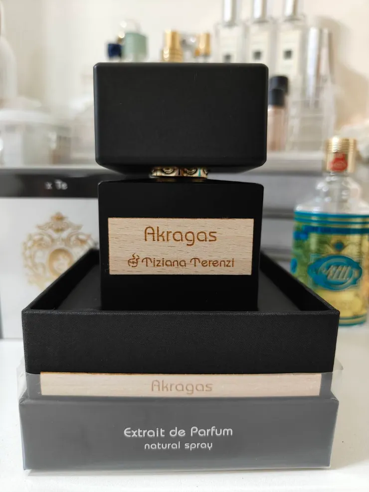 打開盒蓋的樣子，底座有緞布質感不錯