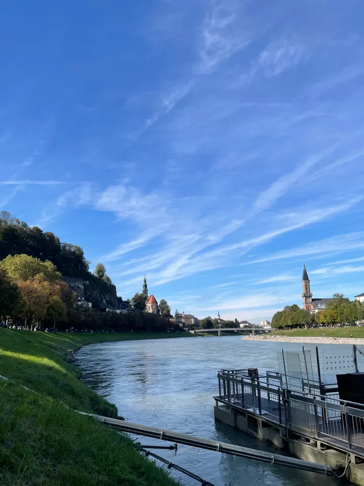 薩爾斯堡很漂亮的河流，好想躺在這裡野餐