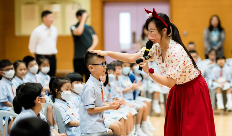 生命教育機構林秋霞老師 (右) 於活動中飾演虛構人物「玫瑰姐姐」

