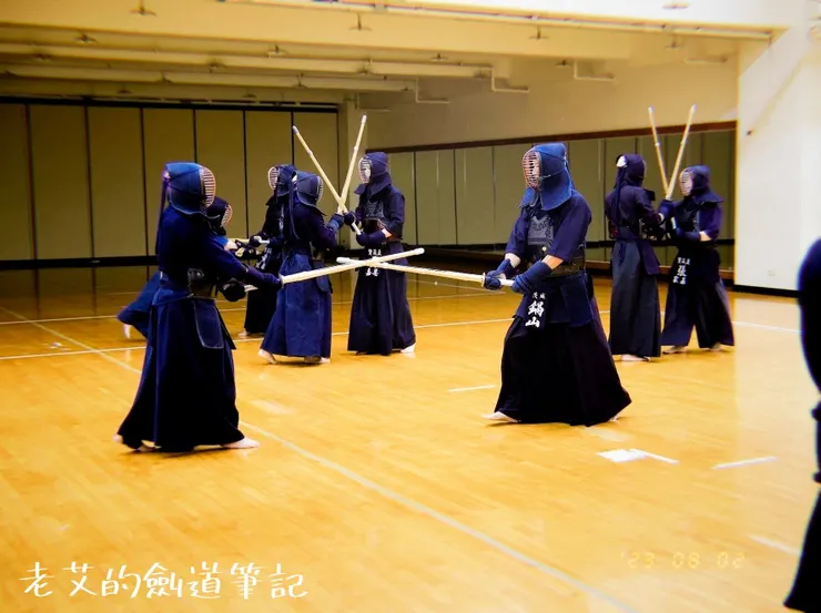 如畫面所呈現，當身體快觸碰時，重心一定要擺穩！