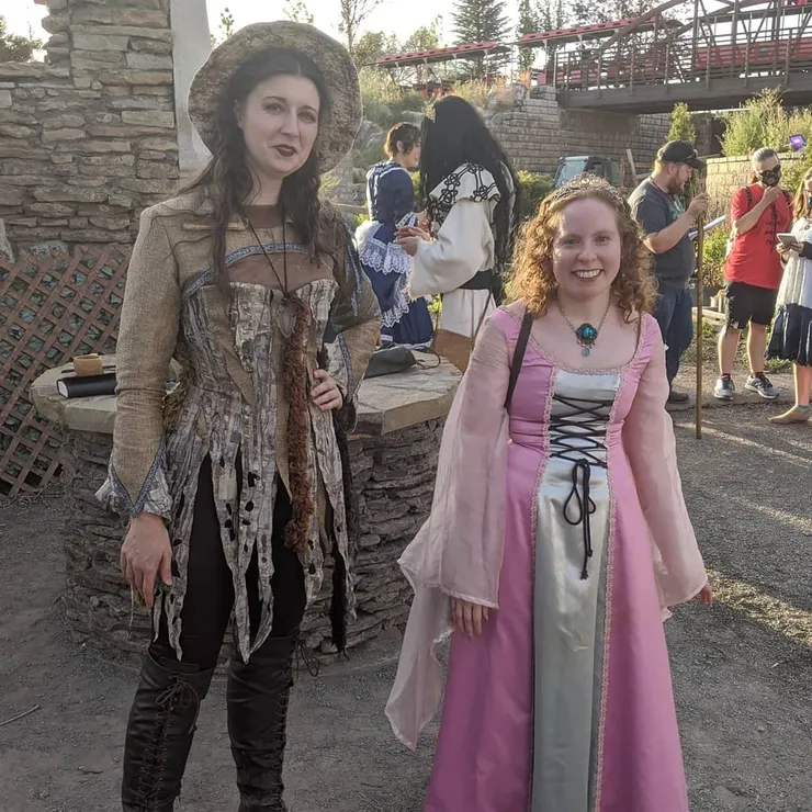 你能分辨出照片中哪位是永恆樂園的演員，哪位是遊客嗎？(圖片來源: The Princess Blog)