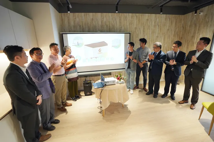 偉喬生醫創新研發中心8/1舉辦開幕茶會，董事長莊詠鈞（左一）與執行長鄭又瑋（右一）邀請貴賓一同揭幕。（資料來源：偉喬生醫）