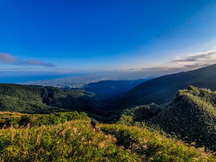 觀景台下方的隊友正往平台而來