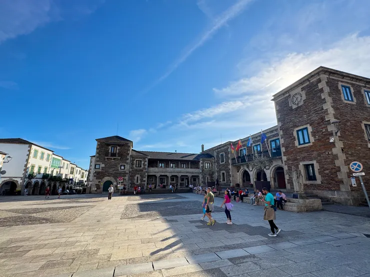 教堂前的市政廳