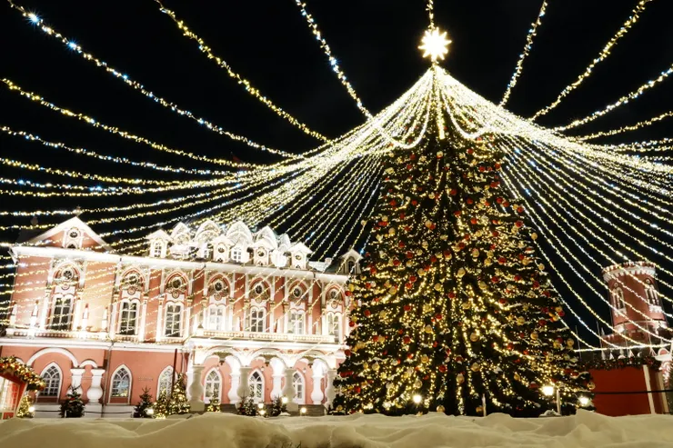 飯店佈置的巨大聖誕樹