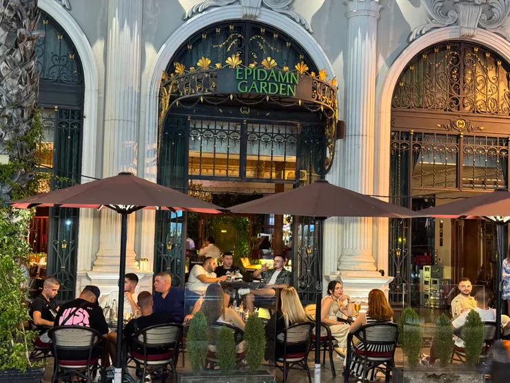 每天晚上大約六七點鐘黃昏時刻,居民與觀光客就會冒出頭來在各個酒吧出現