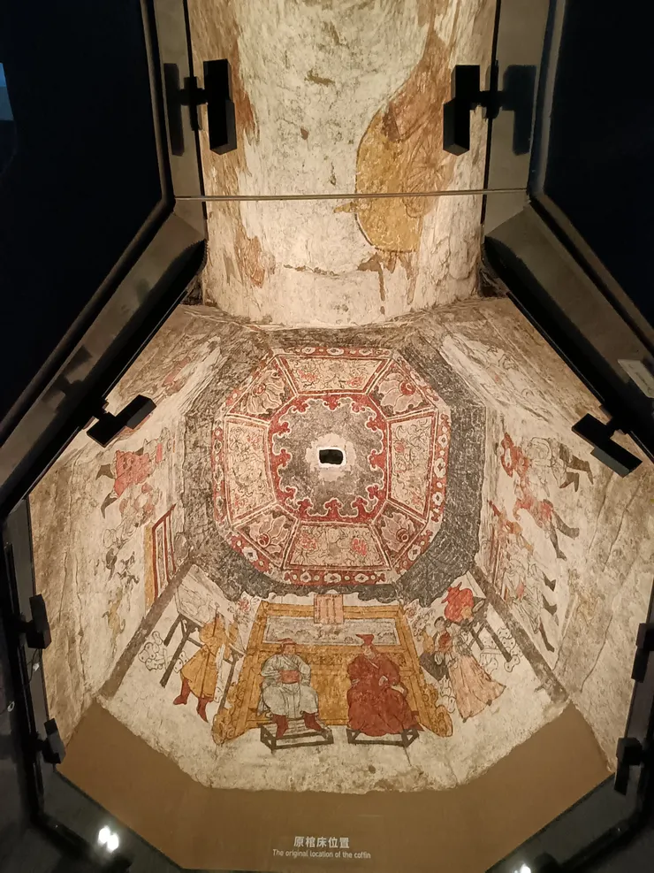 圖12<<洞耳村元代壁畫墓>>,元代(1269年)出土於陝西省渭南市蒲城縣洞耳村,張按答不花和李云線夫婦合葬墓,壁畫表現出生前的場景。/攝影©XIAN-YI 2023