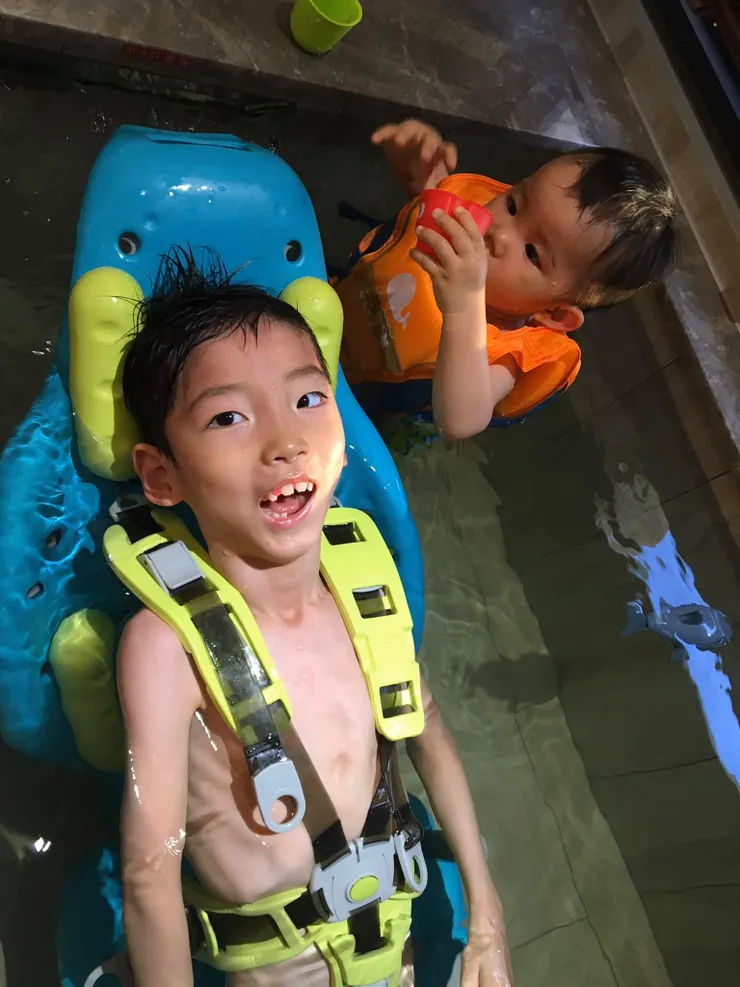 祐懿兄弟在飯店裡的泡澡浴缸可以一起玩。