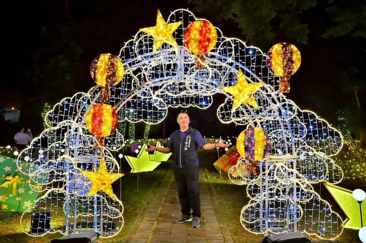 雲間啟夢以星光引路,穿越雲海,熱氣球傳遞祝福與希望,石岡區公所區長徐天龍熱烈歡迎民眾來看燈景。圖/石岡區公所提供
