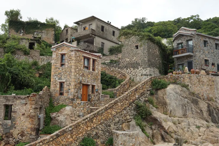 馬祖經典的石頭屋聚落沿山勢而建，厚實石牆與蜿蜒階梯勾勒出靜謐海島風情。圖/攝影師林巧、馬祖國家風景區管理處提供