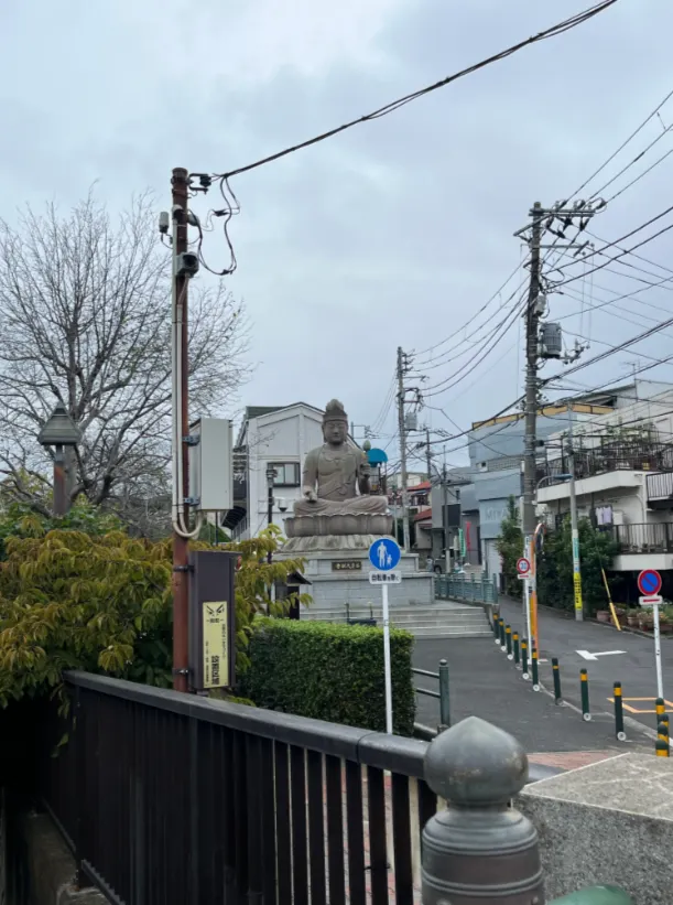 從遠方即可看到高大的觀音像