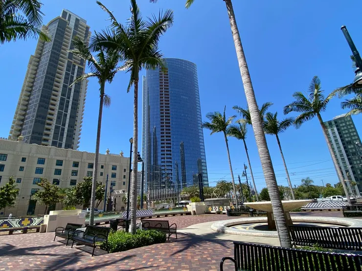 走出車站有個小型花園，不過這裡已經是聖地牙哥市區了