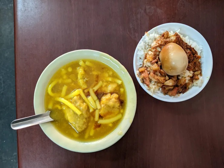 位於橋頭市場裡，很有特色的咖哩鮪魚羹