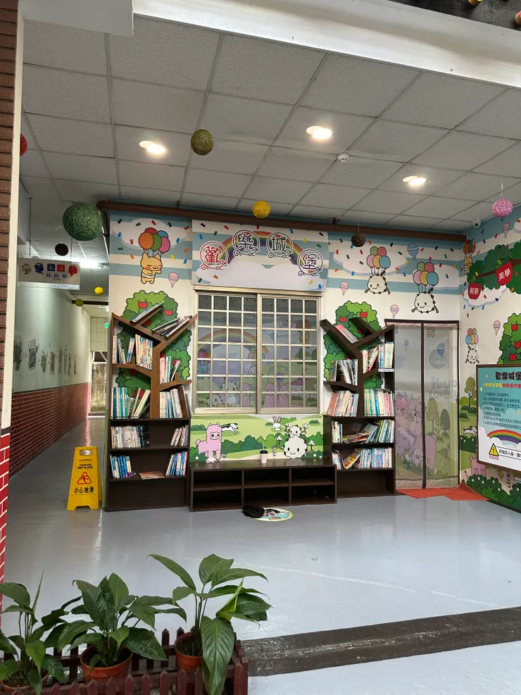 小朋友可以在歡樂城堡裡打枕頭戰，不好動的孩紙也有書本可以閱讀~