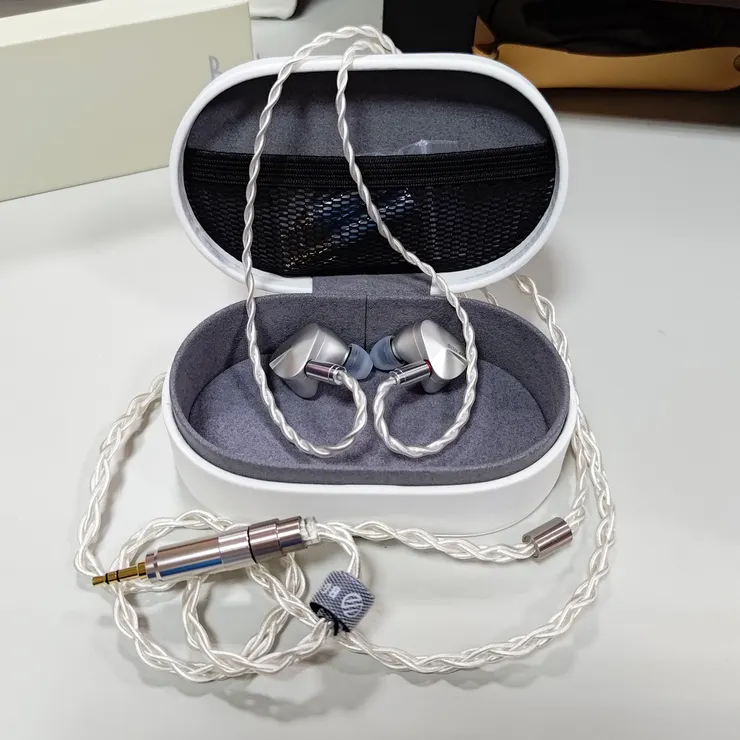 耳機整體呈現比較粗壯的外觀，收納盒也比較大一些，白色有點不耐髒，可能要多注意