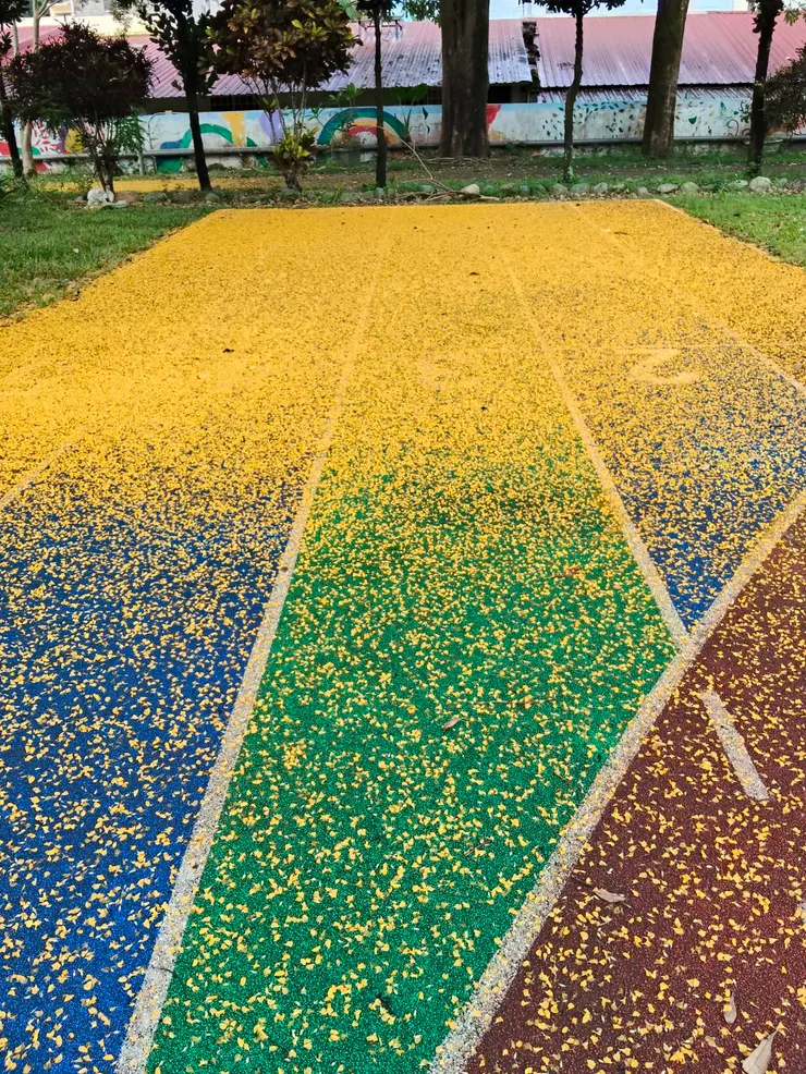 彩色跑道的漸層美感