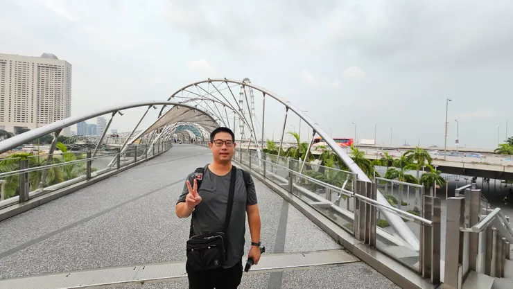我身後是新加坡的螺旋橋和摩天觀景輪!我超愛新加坡!去幾次都不會膩!