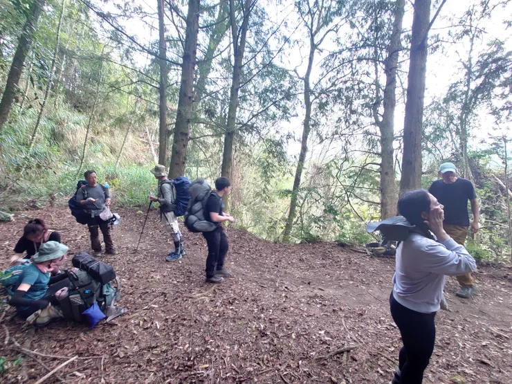 在一處第一天爬升最多的叉路小休等後面的團員