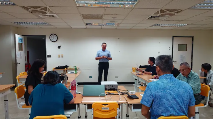 每次例會的流程都差不多,但氣氛總是不同,因為人不同。有人專注、有人微笑、有人在腦中偷偷修稿。