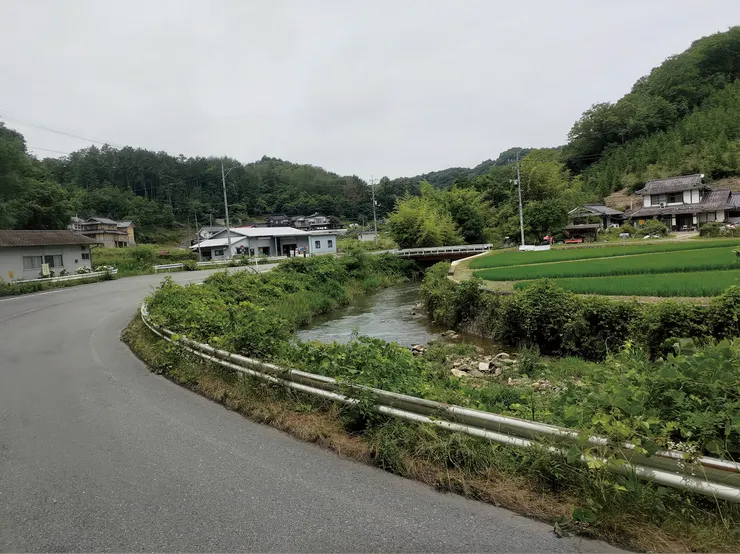 ▲搭一天僅四班的長途巴士到鄉下訪福智院。