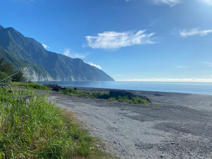 外海浪強，礫石灘不適合下水。